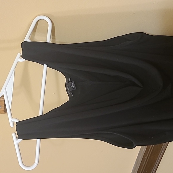 Scoop neck black top like new condition perfect for work or date Nighy - Picture 2 of 4
